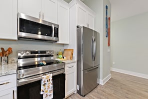 冰箱、微波炉、烤箱、炉灶