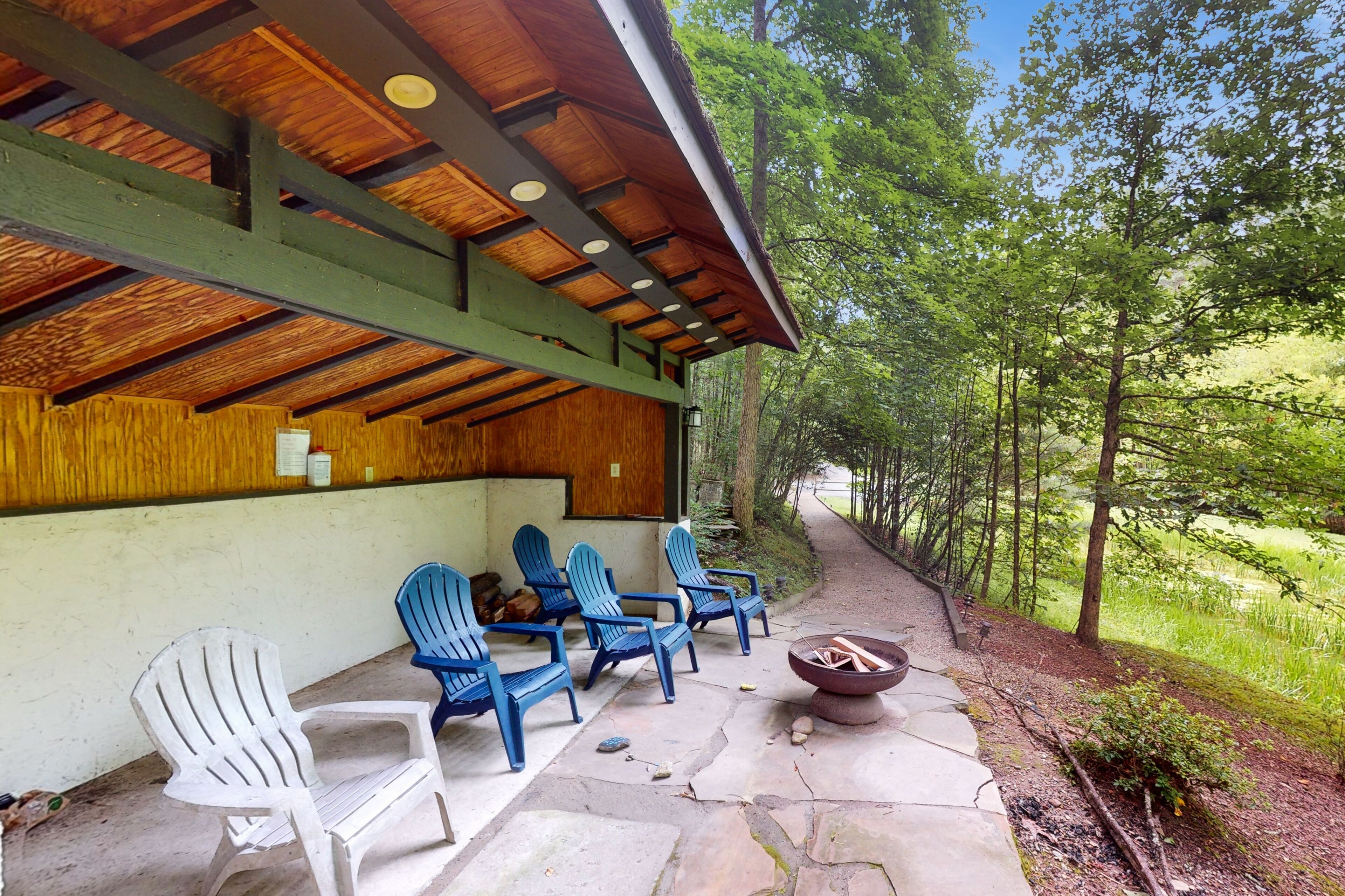 Lovely wooded retreat with flagstone patio and mile-long trail
