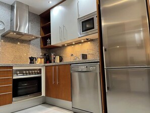 Frigorífico, microondas, horno y placa de cocina