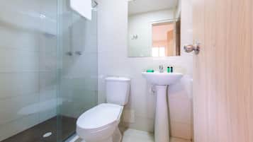Habitación doble | Baño | Ducha, artículos de higiene personal de diseño, toallas y jabón