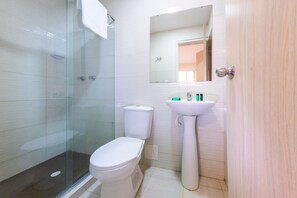Habitació doble | Bany | Dutxa, articles de tocador de disseny, tovalloles i sabó 