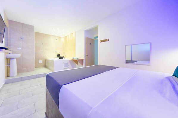 Superior Double Room | Hypo-allergenic bedding, iron/ironing board, free WiFi, bed sheets - Ayenda Panamericana (Manizales)