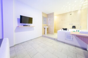 Habitación doble superior | Baño | Ducha, artículos de higiene personal de diseño, toallas y jabón
