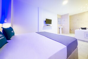 Superior Double Room | Hypo-allergenic bedding, iron/ironing board, free WiFi, bed sheets - Ayenda Panamericana (Manizales)