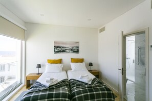 3 habitaciones, tabla de planchar con plancha y cuna de viaje 