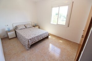 3 slaapkamers, een strijkplank/strijkijzer, gratis wifi, beddengoed