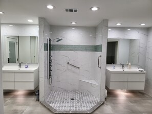 Dusche, Haartrockner, Handtücher