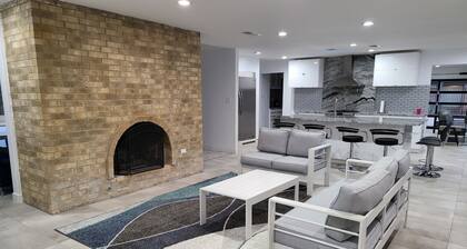Gorgeous resort like home with pool: centrally located