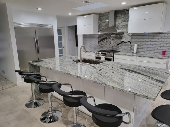 Microondas, lavavajillas, cafetera y tetera y utensilios de cocina 