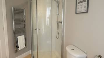 Badewanne, umweltfreundliche Kosmetikartikel, Haartrockner, Handtücher