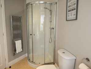 Badewanne, umweltfreundliche Kosmetikartikel, Haartrockner, Handtücher