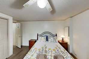 3 bedrooms, iron/ironing board, free WiFi, bed sheets - Mariner's Reach with Epic Water View.  Pet Friendly Fenced-In Yard. (Sullivan)