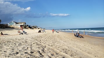 Plage à proximité, chaises longues, serviettes de plage