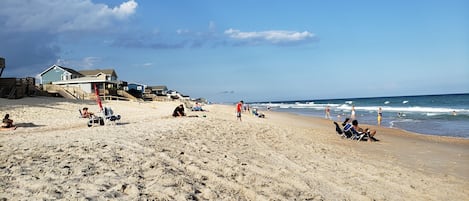靠近海滩、沙滩椅、沙滩毛巾