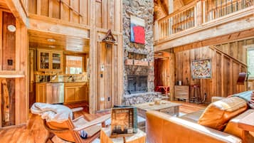 TV, caminetto, lettore DVD, tavolo da calcetto