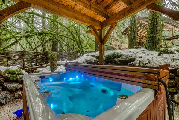 Outdoor spa tub