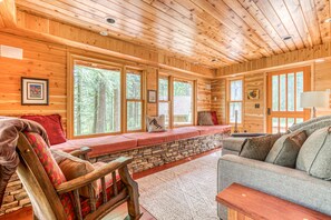 Een televisie, een open haard, een dvd-speler en tafelvoetbal