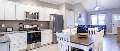 Refrigerador, microondas, horno, placa de cocina