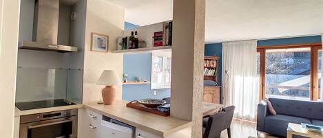 Geladeira, micro-ondas, fogão, lava-louças