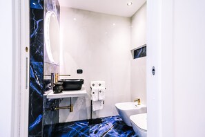Dutxa, assecador de cabells, bidet i tovalloles