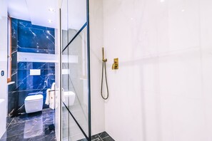 Bruser, hårtørrer, bidet, håndklæder