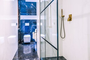 Douche, sèche-cheveux, bidet, serviettes fournies