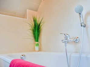 Douche, sèche-cheveux, serviettes fournies
