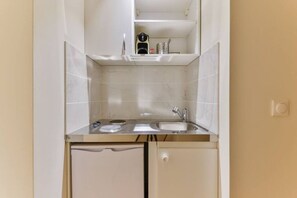 冷蔵庫、コーヒー / ティーメーカー、調理器具と食器、ダイニングテーブル