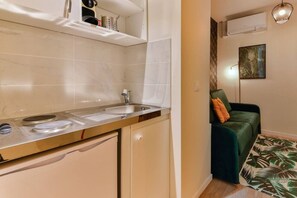 Réfrigérateur, cafetière/bouilloire