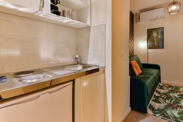 冷蔵庫、コーヒー / ティーメーカー、調理器具と食器、ダイニングテーブル