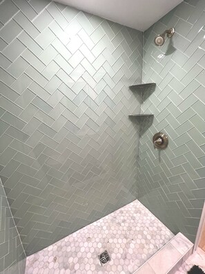 Dusche, Haartrockner, Handtücher, Toilettenpapier