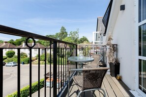 Outdoor dining - 2 Bed Flat with Balcony in Finchley (London)