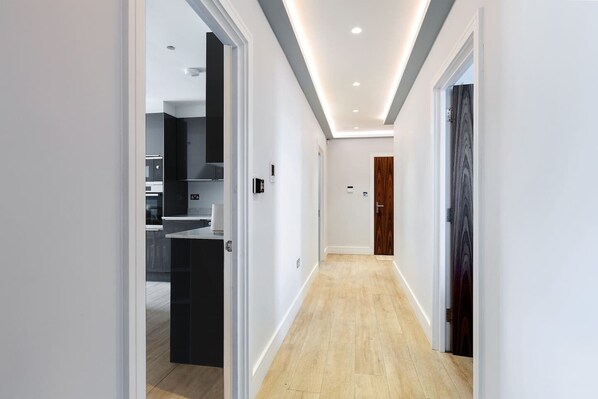 Interior - 2 Bed Flat with Balcony in Finchley (London)