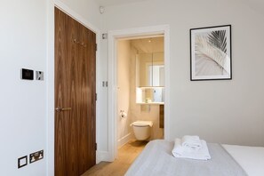 2 bedrooms, hypo-allergenic bedding, iron/ironing board, free WiFi - 2 Bed Flat with Balcony in Finchley (London)