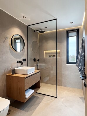 Douche, séchoir à cheveux, peignoirs, pantoufles