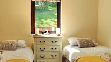 2 bedrooms, desk, iron/ironing board, WiFi