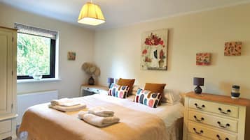 2 bedrooms, desk, iron/ironing board, WiFi