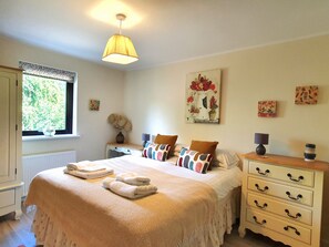 2 bedrooms, desk, iron/ironing board, WiFi