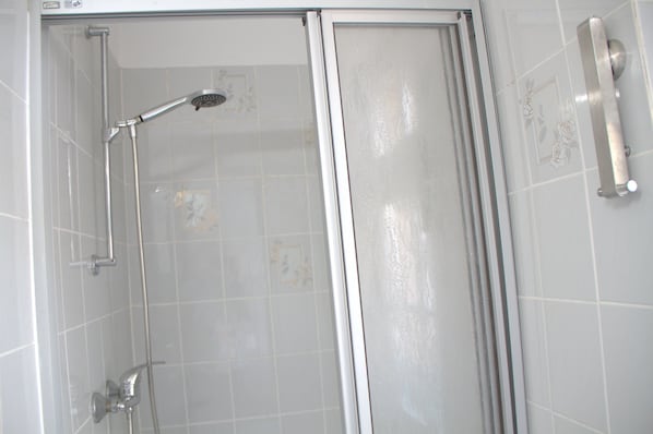 Dusche, Haartrockner, Handtücher, Seife