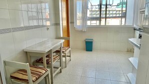 茶具/咖啡用具、冰箱、微波炉、烤箱