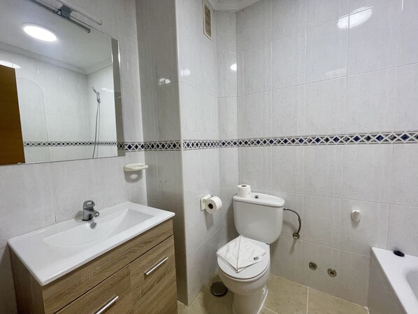 Bathtub, hair dryer, towels - SEAFRONT OLD TOWN R104 (Benidorm)
