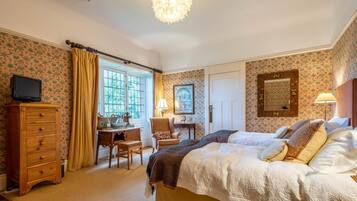 8 bedrooms, desk, iron/ironing board, travel crib