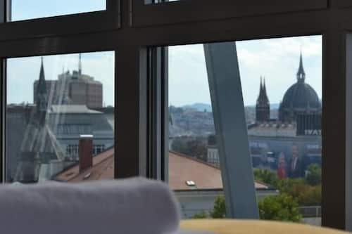 Suite | Minibar, in-room safe, blackout drapes, soundproofing