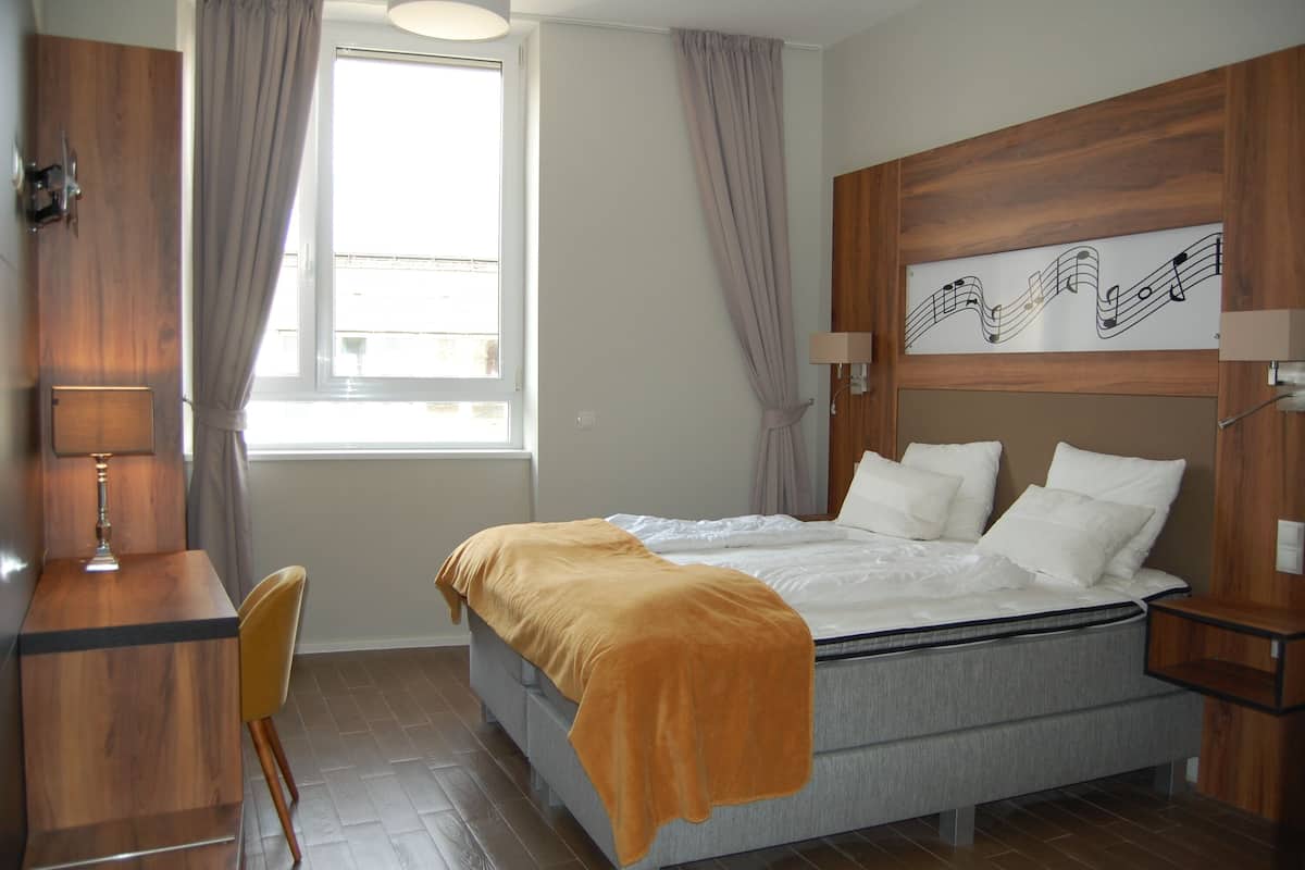 Kamer, 1 twee- of 2 eenpersoonsbedden | 1 slaapkamer, een minibar, een kluis op de kamer
