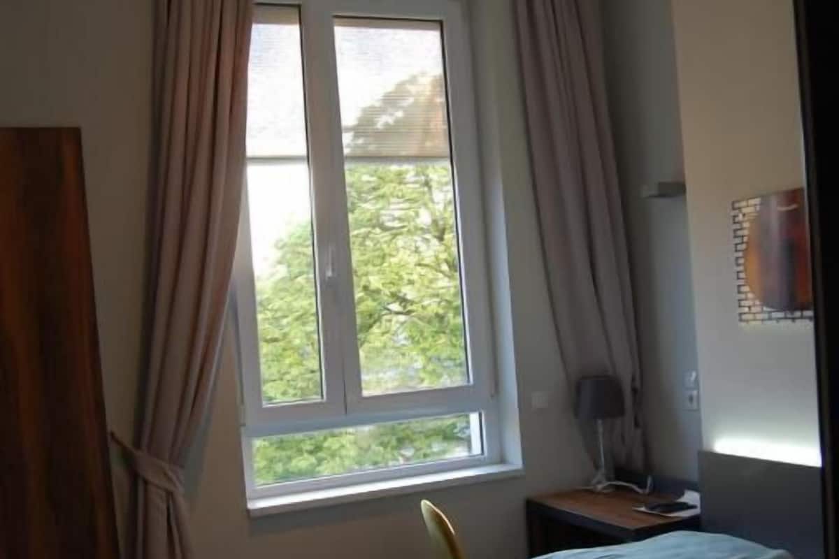 Eenpersoonskamer | 1 slaapkamer, een minibar, een kluis op de kamer
