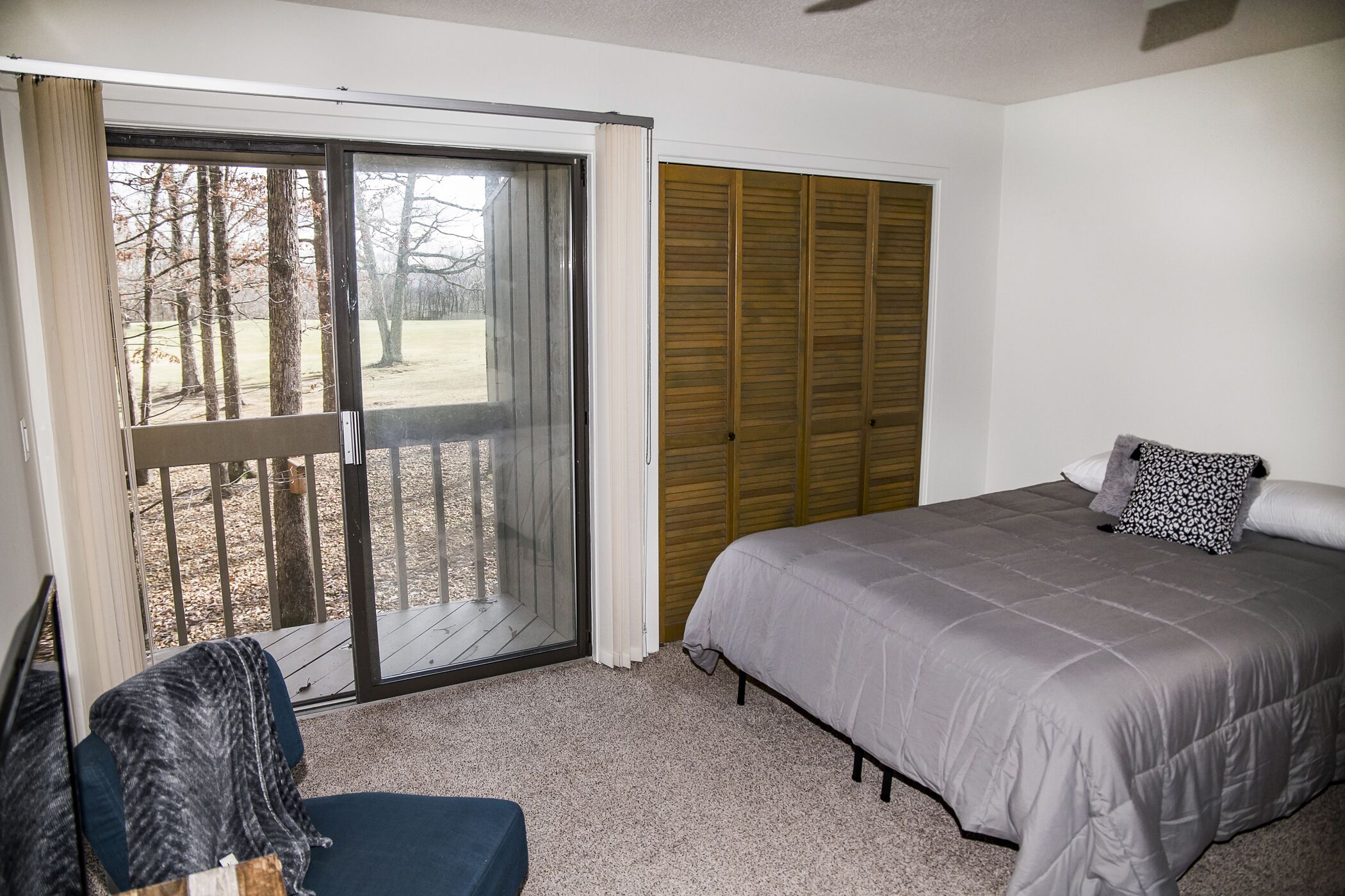 2 bedrooms, laptop workspace, iron/ironing board, internet