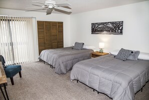 2 Schlafzimmer, laptopgeeigneter Arbeitsplatz, Bügeleisen/Bügelbrett