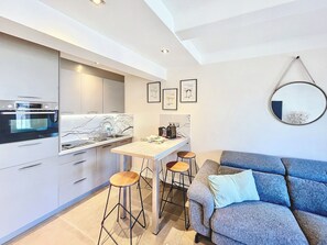 Interior - 4* Cannes 2 BRs Croisette 800m Palais balcony sea view by Olam Properties (Cannes)