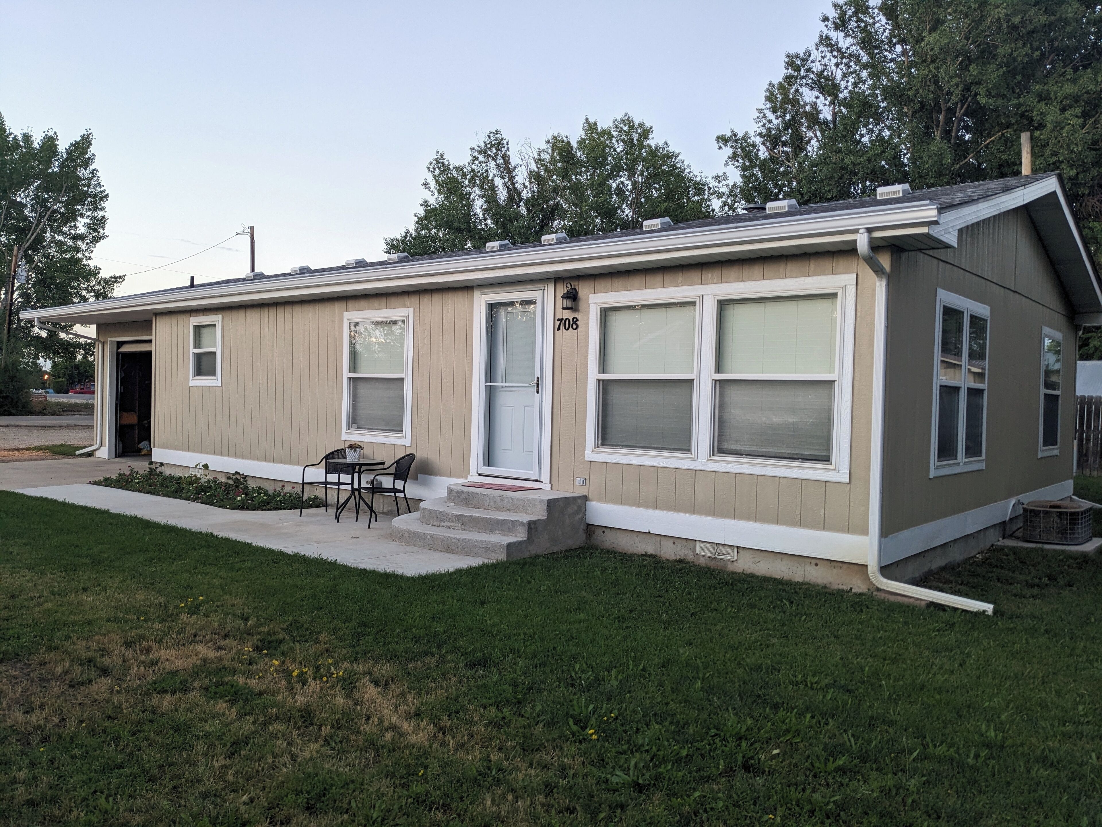 Cheerful 2 bedroom 2 bath home in Sheridan.