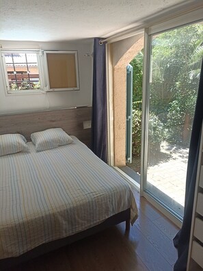 2 chambres, bureau, fer et planche à repasser, lit parapluie